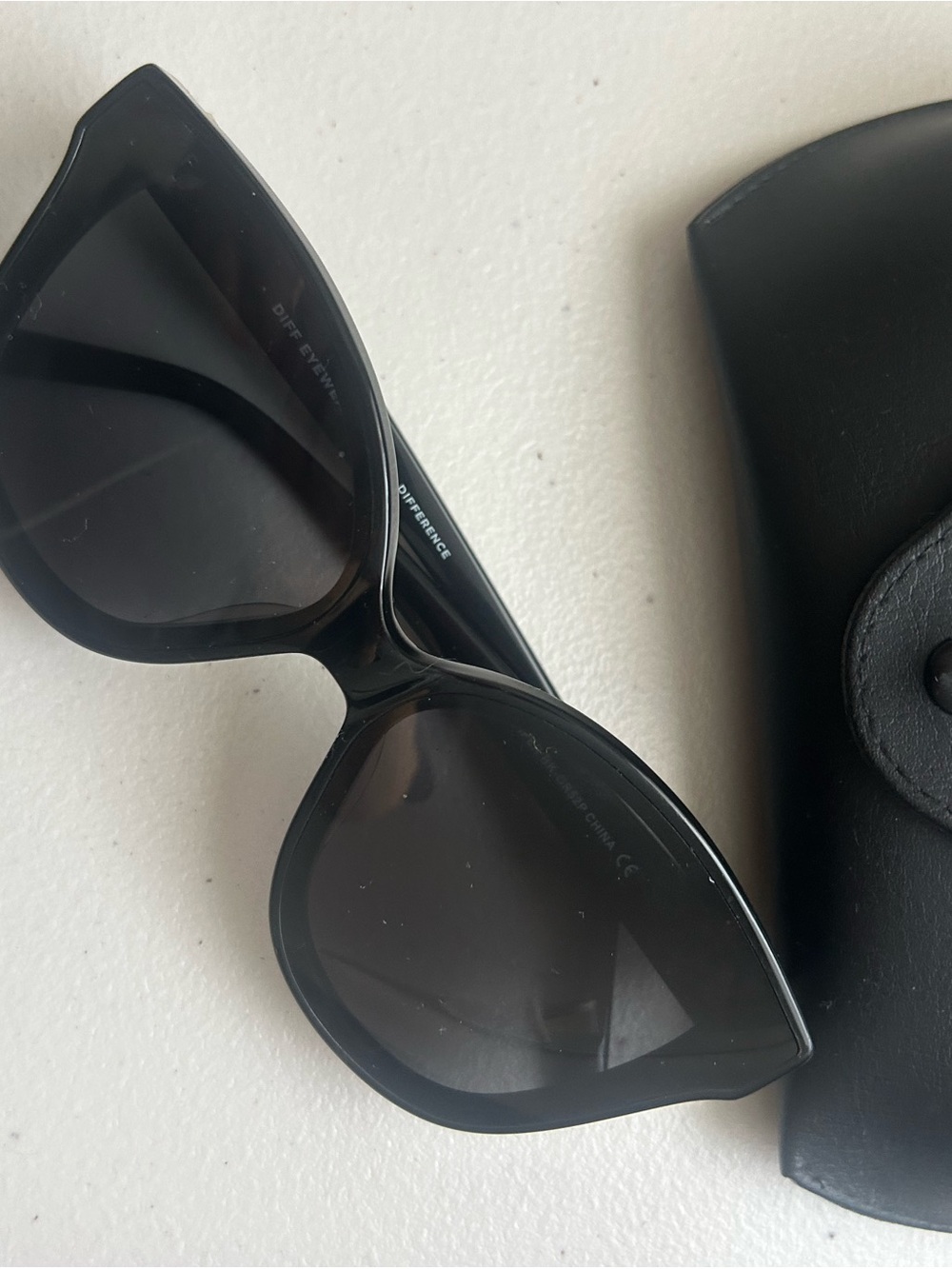 Diff Eyewear Black Sunglasses with case